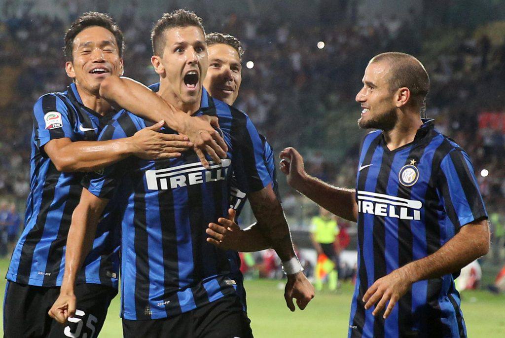 Inter's Stevan Jovetic (C) jubilates with his teammates after scoring the goal during the Italian Serie A soccer match Carpi FC vs Inter FC at Alberto Braglia stadium in Modena, Italy, 30 August 2015.ANSA/SERENA CAMPANINI